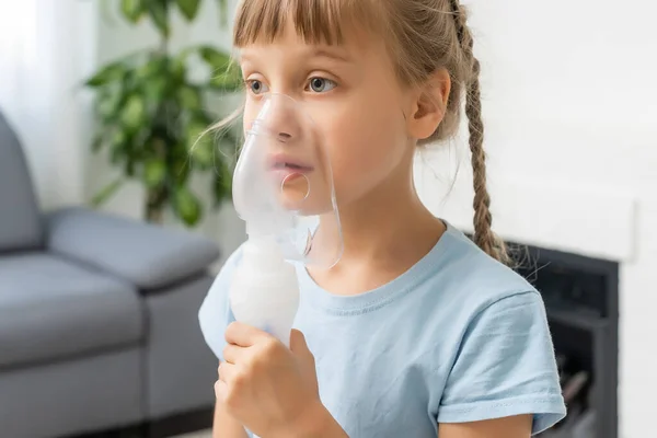 Niña haciendo inhalación con nebulizador en casa. inhalador de asma infantil inhalación nebulizador vapor concepto de tos enferma. — Foto de Stock