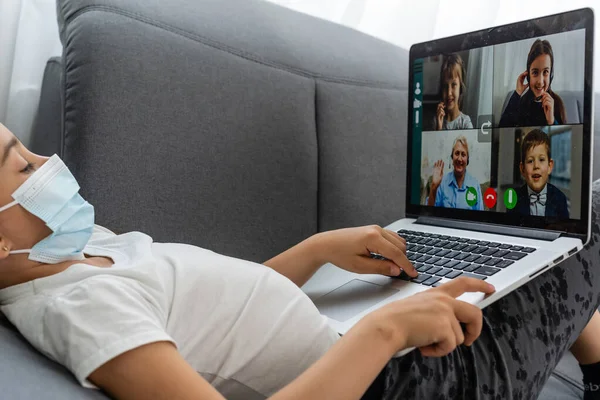 Fjärrundervisning online. Skolbarn med dator som har videokonferens chatt med lärare och klass grupp. Barn som studerar hemifrån. Hemundervisning under karantän- och coronavirusutbrott — Stockfoto