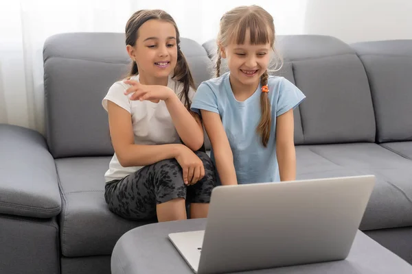 Enfants mignons faisant leurs devoirs avec un ordinateur portable — Photo