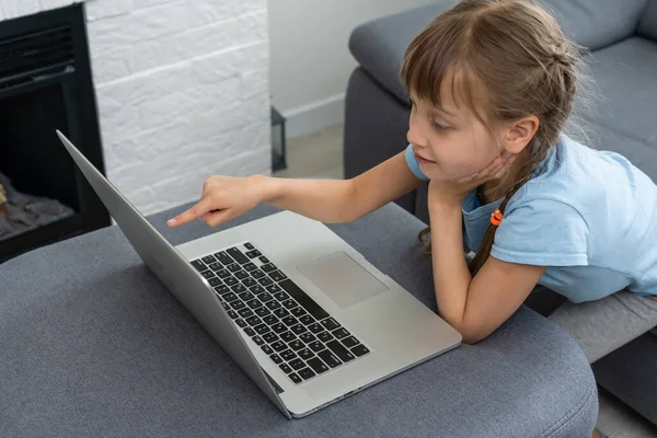 Afstandsonderwijs. Vrolijk meisje meisje in hoofdtelefoon met behulp van laptop studeren via online e-learning systeem. — Stockfoto