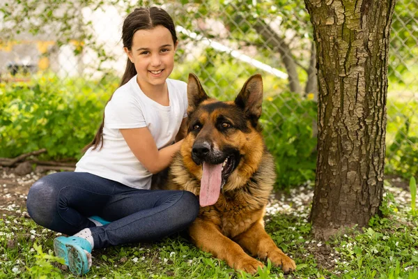 Wesoła dziewczynka z psem Owczarek niemiecki — Zdjęcie stockowe