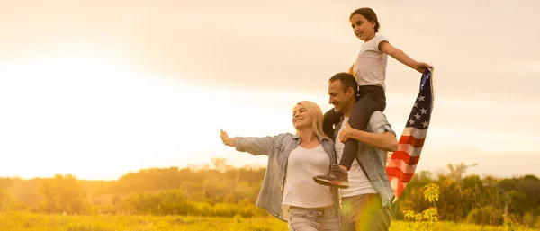 Familia Verano Americana con Bandera de los Estados Unidos — Foto de Stock