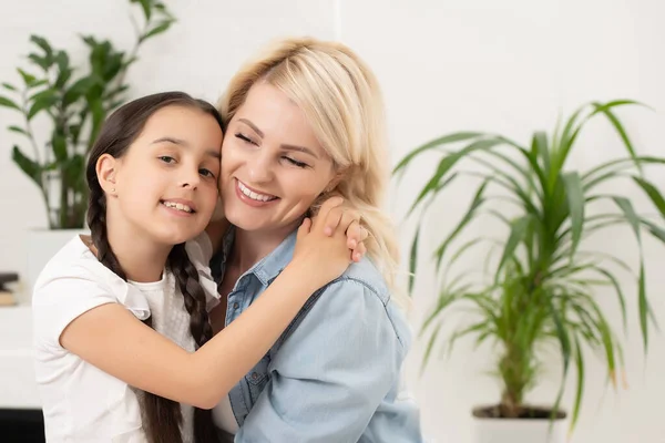 Menina bonito cumprimentando sua mãe em casa. Conceito de dia das mães — Fotografia de Stock