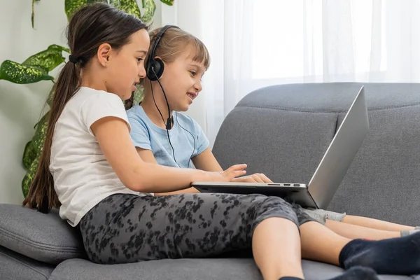 Bambini carini che fanno i compiti con il computer portatile — Foto Stock