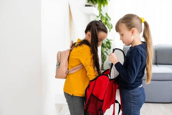 Діти ходять до школи школярки з рюкзаками, фантастична концепція дівчаток — стокове фото