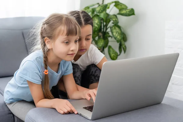 Meninas em casa com laptop, vídeo conversando com seus amigos. — Fotografia de Stock