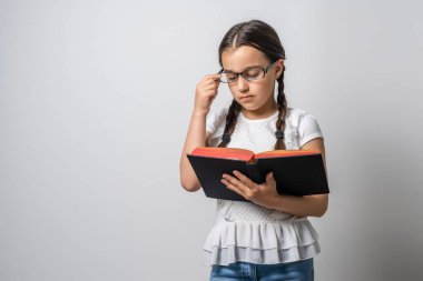 İncil, Çocuk, Hıristiyanlık. İncil 'i tutan küçük kız