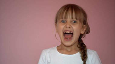 Şaşırmış küçük kız. Pembe arkaplanda izole et