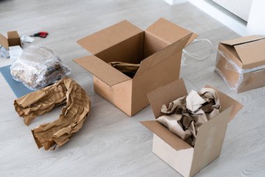 Paket kutusunu açık kapının yanında aç