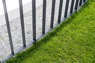 rendelenmiş tel endüstriyel çit panelleri, pvc metal çit paneli ve düzgün kesilmiş çimen.