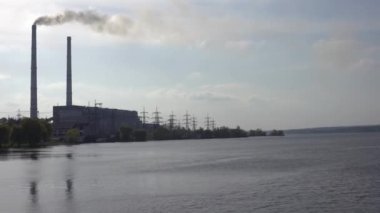 Lukomlskaya Gres 'in panoramik görüntüsü. Elektrik santrali dumanlı bacalar. Ekolojik bir sorun. Çevre kirliliği kavramı.