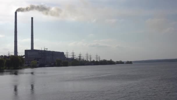 Lukomlskaya Gres电站全景。有发电厂烟雾的烟囱。生态问题。环境污染概念. — 图库视频影像