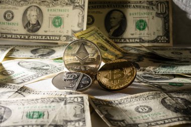 Bitcoin altın sikke ve çözülmüş grafik arka planı. Sanal kripto para birimi kavramı.