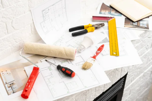 Araç ve tabletli inşaat planları, üst görünüm