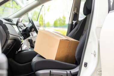 Paketler teslimat vagonunda. Paketlerle sürüş