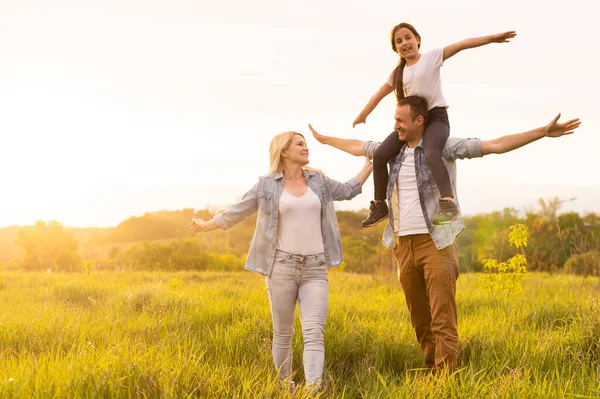 Famille marche dans un champ — Photo