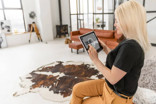 Mulher usando tablet digital para fazer compras online — Fotografia de Stock