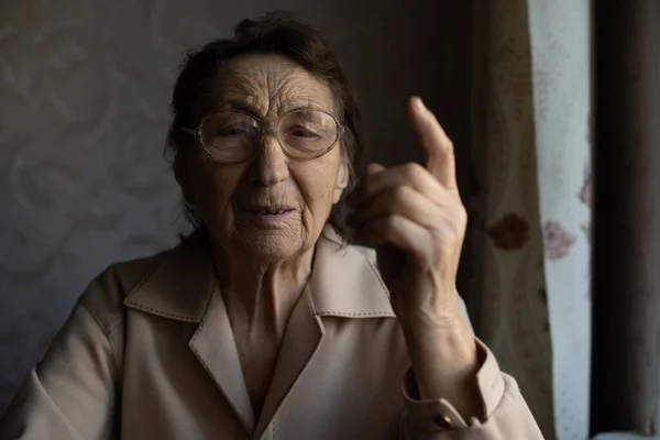 Senior mulher apontando com o dedo — Fotografia de Stock