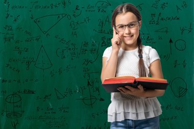 Gülümseyen küçük bir okul kızının portresi.