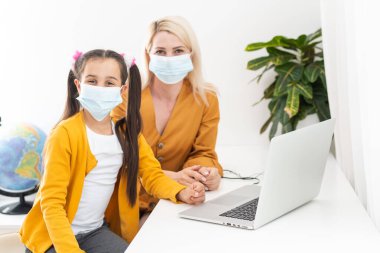 Annem evde çocuklarla çalışıyor. Koronavirüs salgını sırasında karantina ve kapalı okul. Evde eğitim ve serbest meslek. Kız oynuyor. uzak çalışma