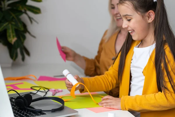 Educación en línea de los niños. Madre e hija de preescolar viendo una video lección llamada chat curso creativo dibujo de arte usando lapott en casa. — Foto de Stock