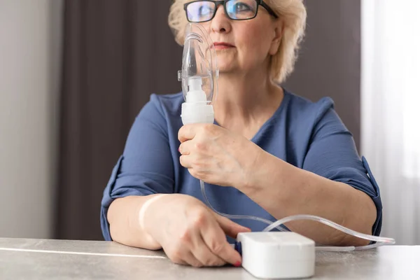 Donna anziana che utilizza una macchina per l'asma a casa — Foto Stock