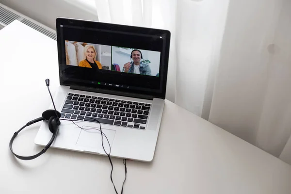 Educação online de crianças. lição on-line usando um laptop vídeo chat chamada conferência com um professor em casa — Fotografia de Stock