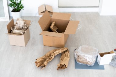 Paket kutusunu açık kapının yanında aç