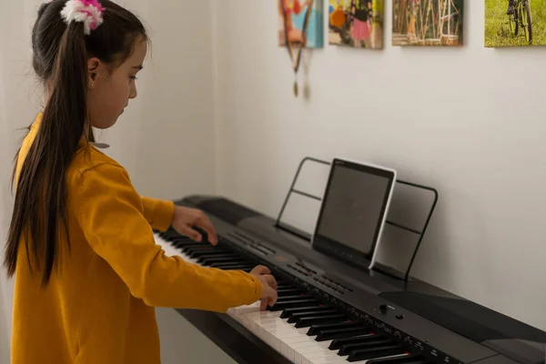 아름다운 소녀 가전 화 피아노를 연주하면서 노래를 부른다 — 스톡 사진