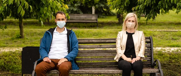 Rodzina w parku w maskach ochronnych przed koroną wirusa covid-19. — Zdjęcie stockowe