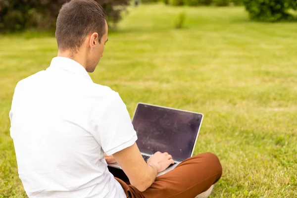 Outdoor business, man met laptop in het park — Stockfoto