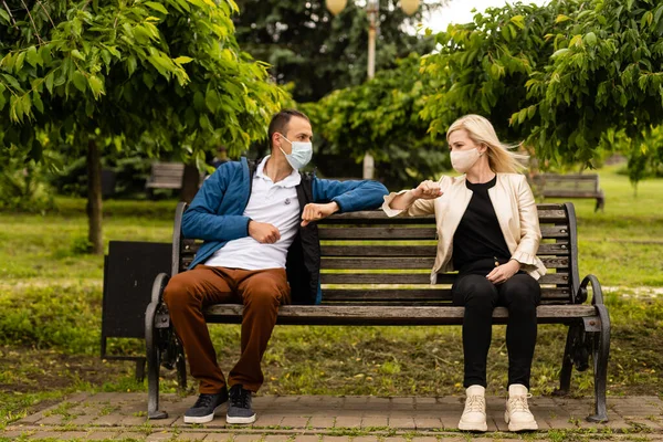 Młoda, szczęśliwa, kochająca się para umawiająca się w parku podczas kryzysu zamknięcia koronawirusu. Relacje, przyjaźń i koncepcja miłości. Odległość społeczna i ochrona przed wirusami. — Zdjęcie stockowe