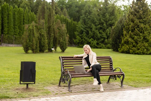 Image d'un élégant employeur assis sur le banc — Photo