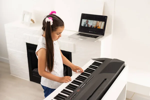 Música Piano Internet Class Casa Estudando Online fotos, imagens