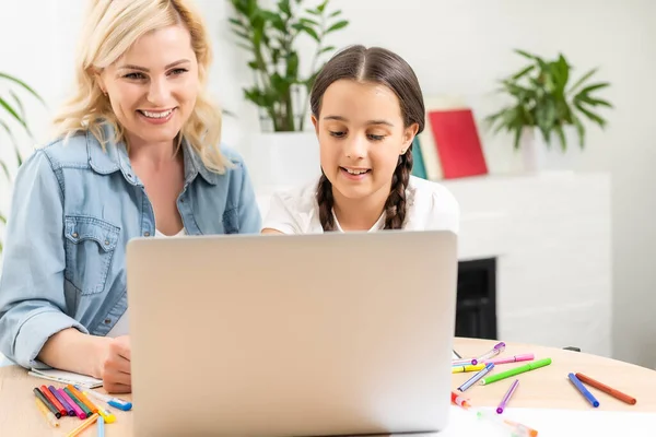 Madre e figlioletta che fanno i compiti online. Istruzione online sull'apprendimento a distanza. — Foto Stock