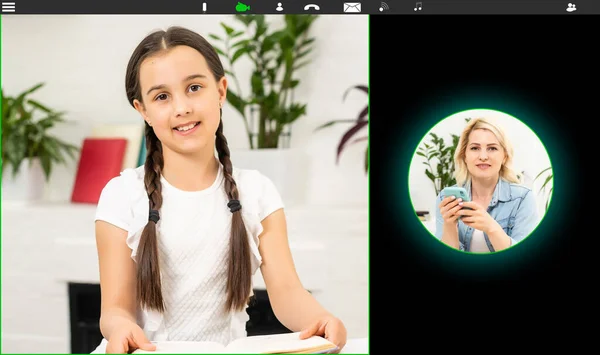 Vidéoconférence pour enfants avec tuteur sur ordinateur portable à la maison. Concept d'enseignement à distance. — Photo