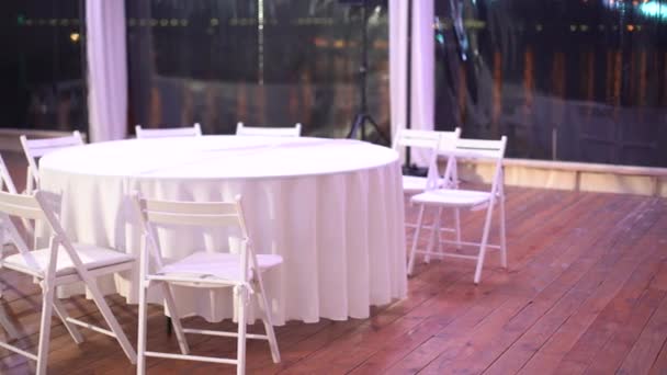 Κενό τραπέζι στο πολυτελές εστιατόριο του ξενοδοχείου — Αρχείο Βίντεο