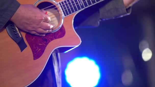 Des mains d'homme jouant de la guitare électrique. Technique de flexion. Photo basse clé. — Video