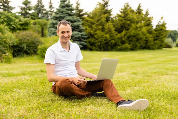 Homme d'affaires satisfait travaillant sur ordinateur portable avec Internet sans fil — Photo