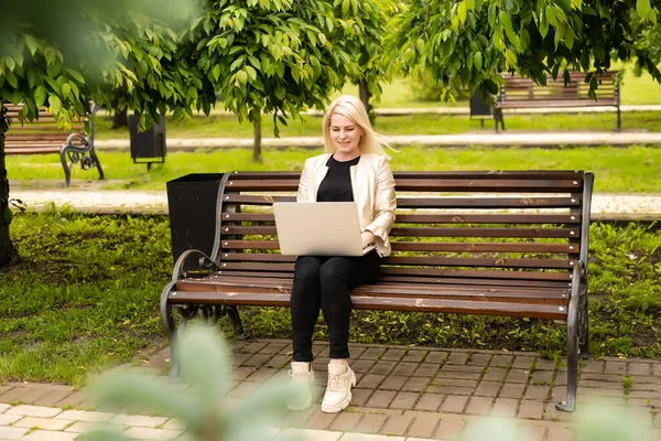 Beeld van elegante werkgever zittend op de bank — Stockfoto