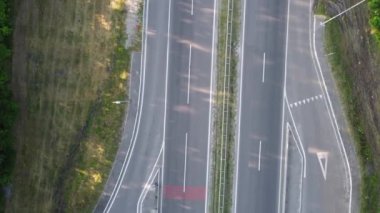 Güneşli bir yaz gününde ormanı geçen yol. Hava manzaralı. Tarlaya giden yol