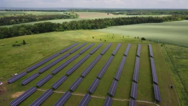 Güneş enerjisi istasyonunun hava manzarası, Güneş Çiftliği 'nin havadan görünüşü — Stok video