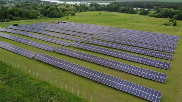 Widok z lotu ptaka na elektrownię słoneczną, Aerial Top View of Solar Farm — Wideo stockowe