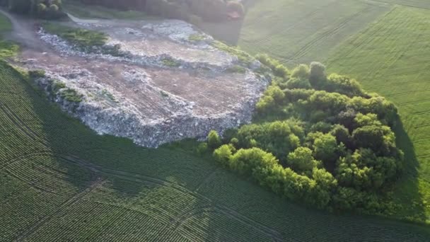 Grote dump in het veld vanuit de lucht — Stockvideo