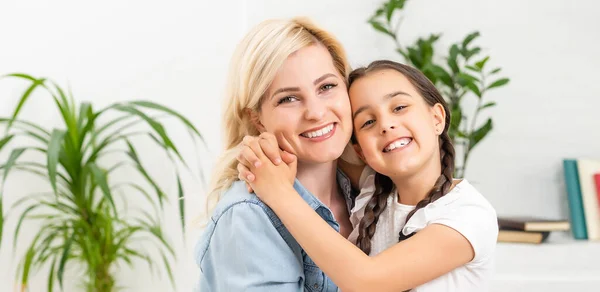 Mãe e filha fazendo lição de casa juntos — Fotografia de Stock