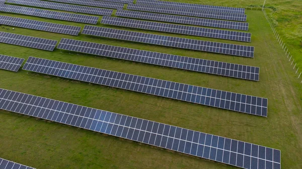 Güneş panelleri hava görüşü, alternatif enerji kavramı.