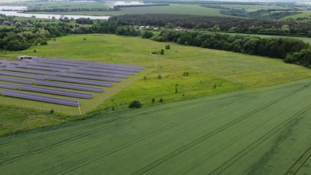 Luftaufnahme von Solarzellen Farm mit Sonnenlicht. Drohnenflug über Solarfeld, Konzept für erneuerbare grüne alternative Energien. — Stockvideo