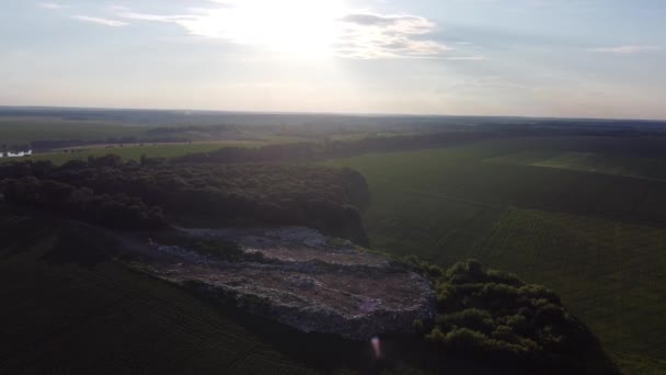 Vue aérienne de gros tas d'ordures au milieu d'un champ à la campagne. Survoler des poubelles de camions à ordures jetant des ordures à des endroits ouverts en plein air. Problème mondial de pollution environnementale. Vue du dessus. — Video