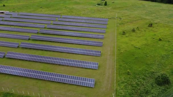 Vista aérea de painéis solares Farm célula solar com luz solar. Voo de drone sobre o campo de painéis solares, conceito de energia alternativa verde renovável. — Vídeo de Stock