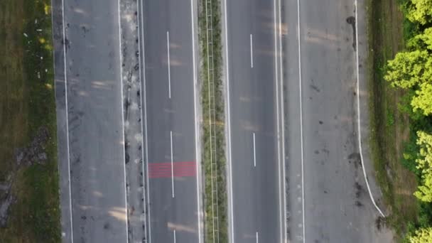 Vue Aérienne Camion cargo. Grand camion de livraison se déplace. Vue Aérienne Du Camion Sur La Route Dans La Belle Campagne. Vue Aérienne De Semi-camion Sur La Route Dans Le Champ Du Printemps-Jour — Video